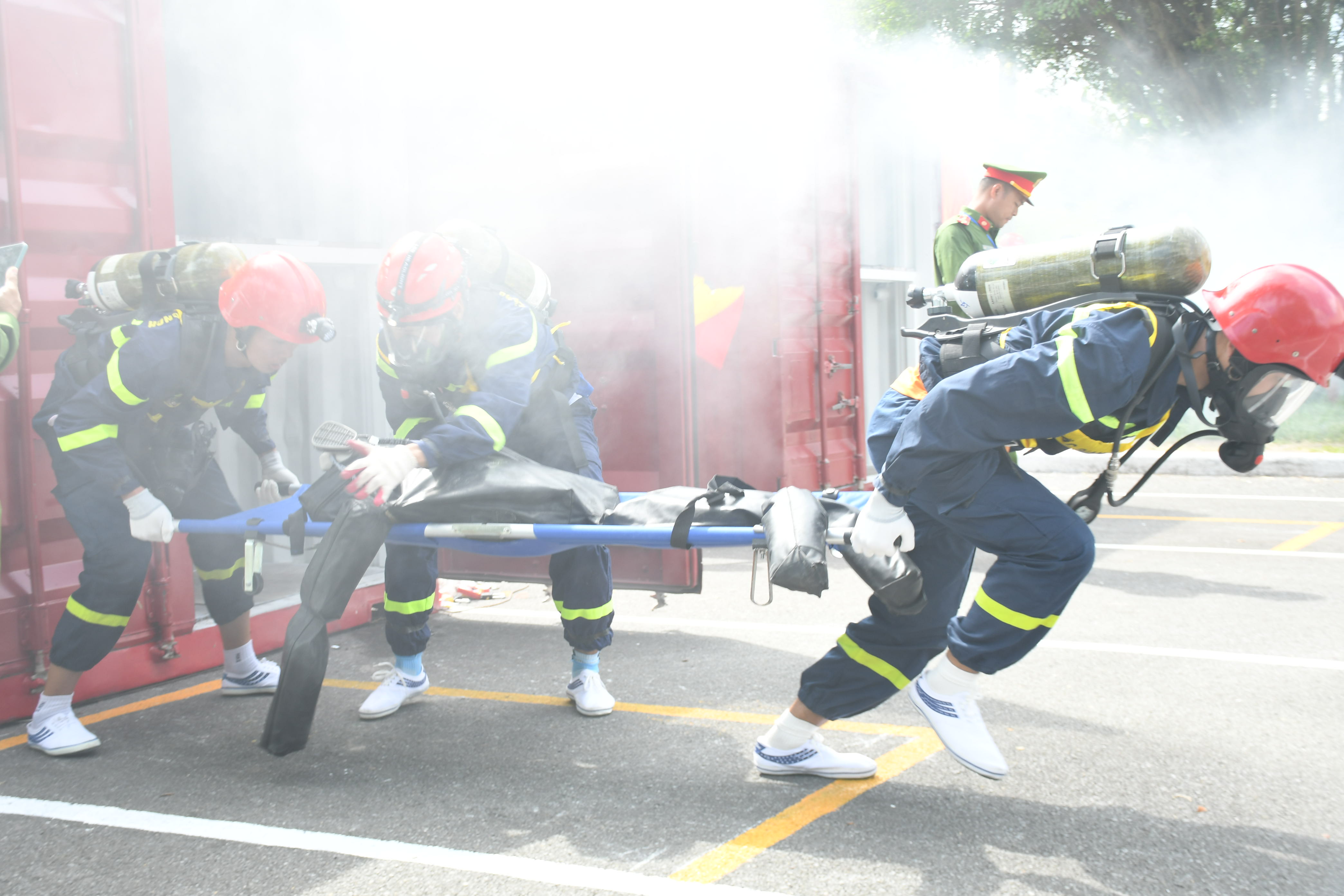 Kỹ năng phá cửa cuốn, cửa xếp khi có sự cố cháy, nổ xảy ra (tiếp theo)